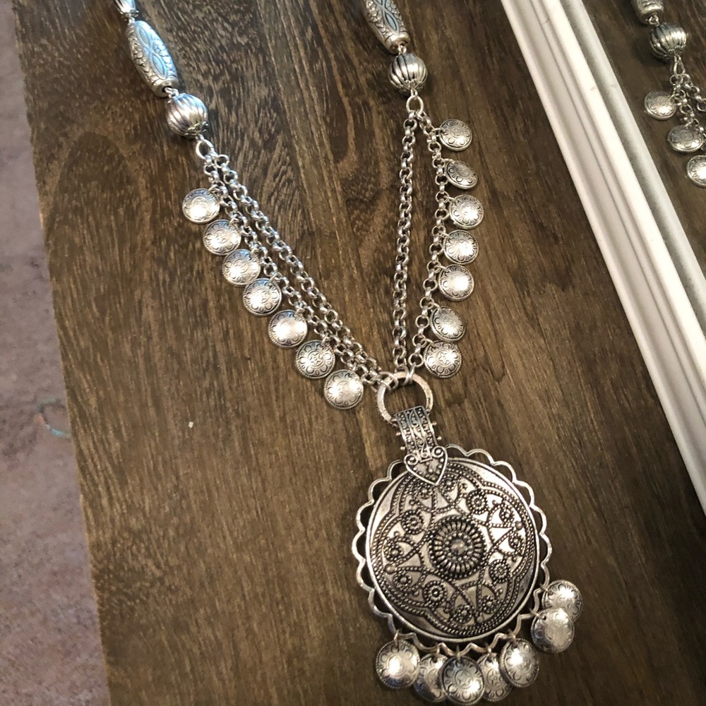 Medallion silver necklace